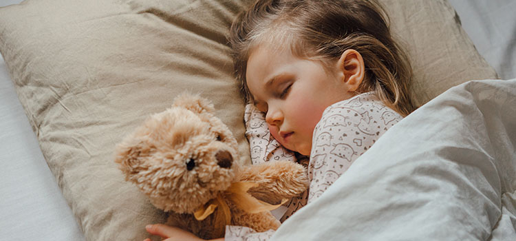 La ortoqueratología, también conocida como Orto-K, es un tratamiento no invasivo que corrige temporalmente la miopía y otros problemas refractivos mediante el uso de lentillas nocturnas que se colocan antes de dormir.